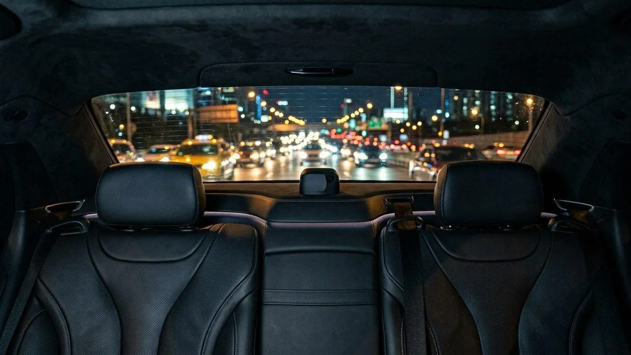 PRO-AI-BOX monitoring surrounding vehicles from inside a VIP motorcade